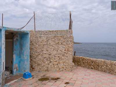...il cui nome troviamo composto su una parete fatta di sassolini